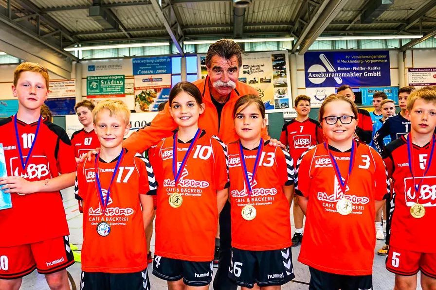 Handball-Weltmeister und Olympiasiegerin besuchen HSV