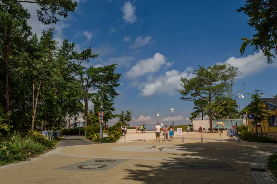 Maibaumsetzen auf dem Kurplatz Zempin
