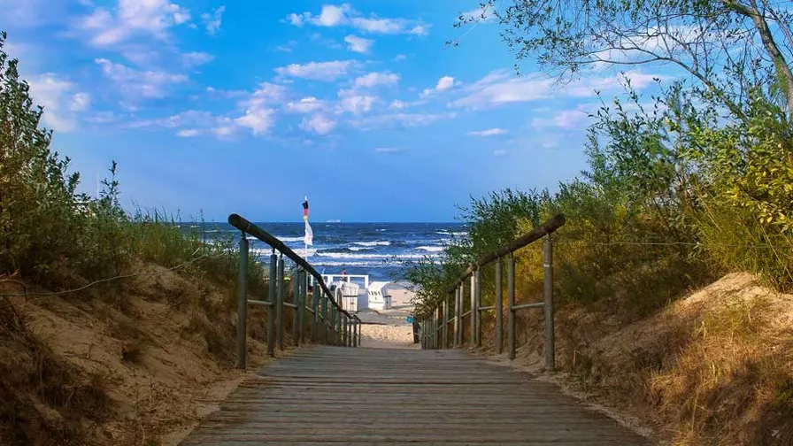 Usedom - FKK Strand an der Ostsee mit Warnschilder