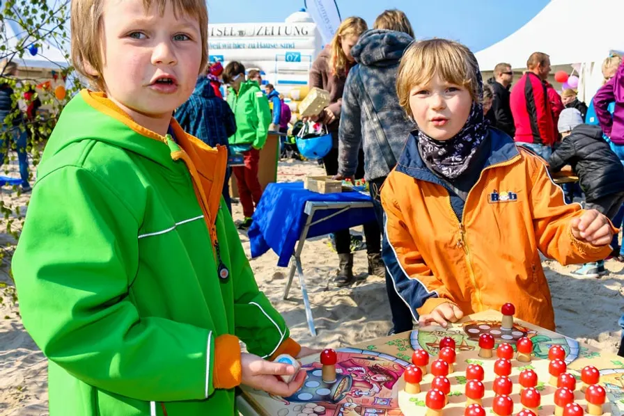 Spielfest mit Osterfeuer am Ostseestrand
