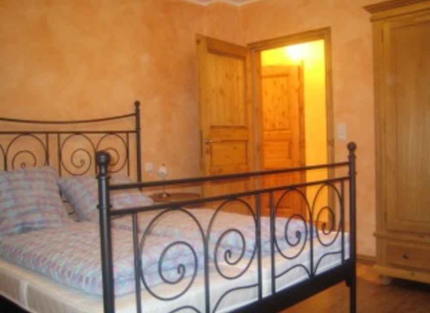 Schlafzimmer mit Doppelbett