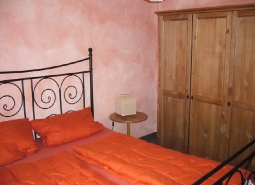 Schlafzimmer mit Doppelbett