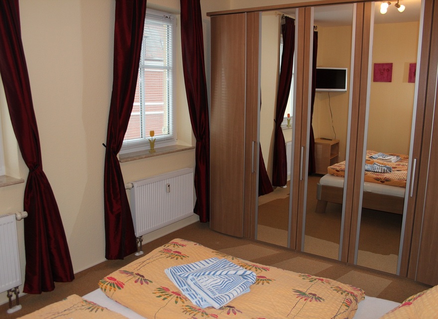 Schlafzimmer mit Schrank