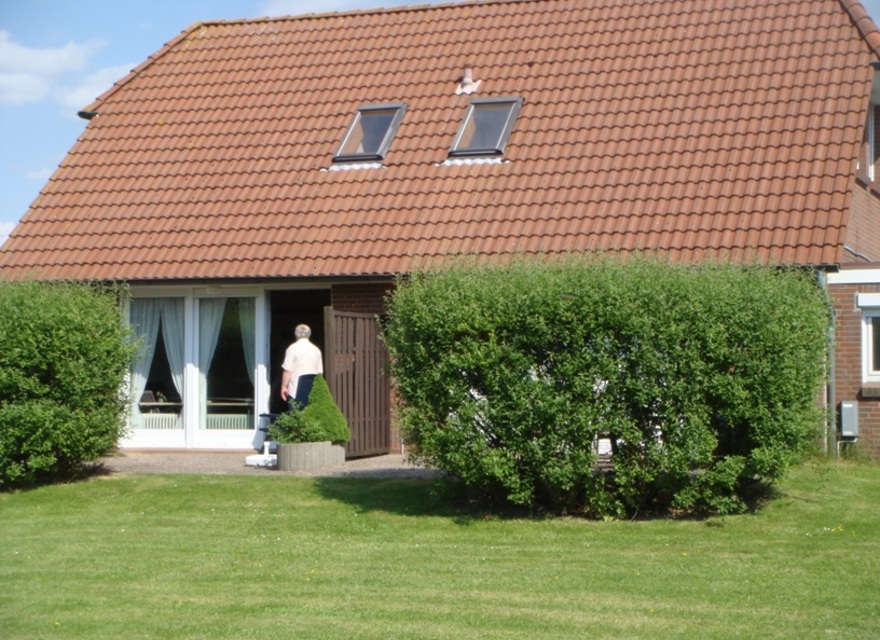 Terrasse mit Gartenmöbeln