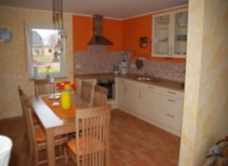 Einbauküche mit Esstisch