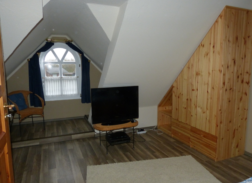 Schlafzimmer OG. mit Fernseher