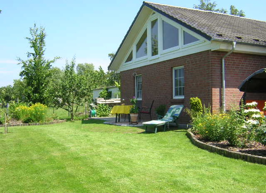 Blick vom Garten zur Terrasse