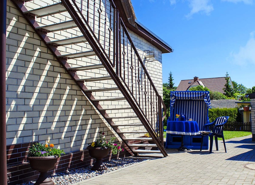 Aussentreppe mit Strandkorb