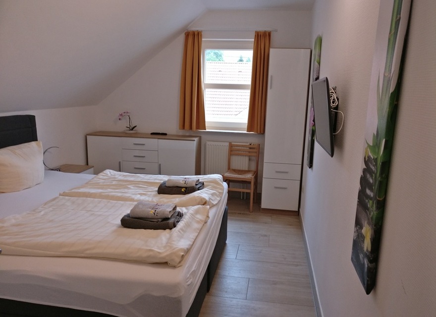 großes Schlafzimmer mit TV