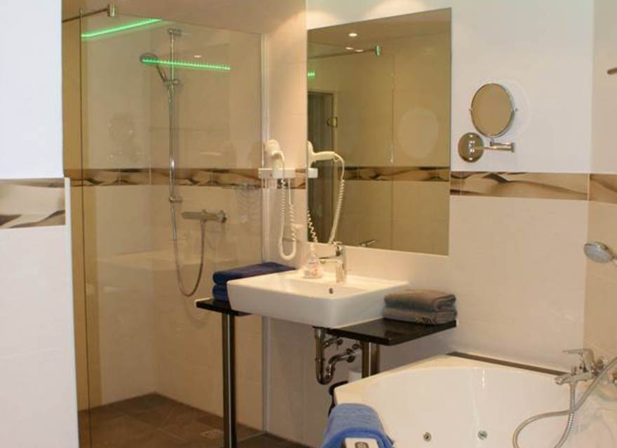 Bad mit Whirlwanne und Sauna