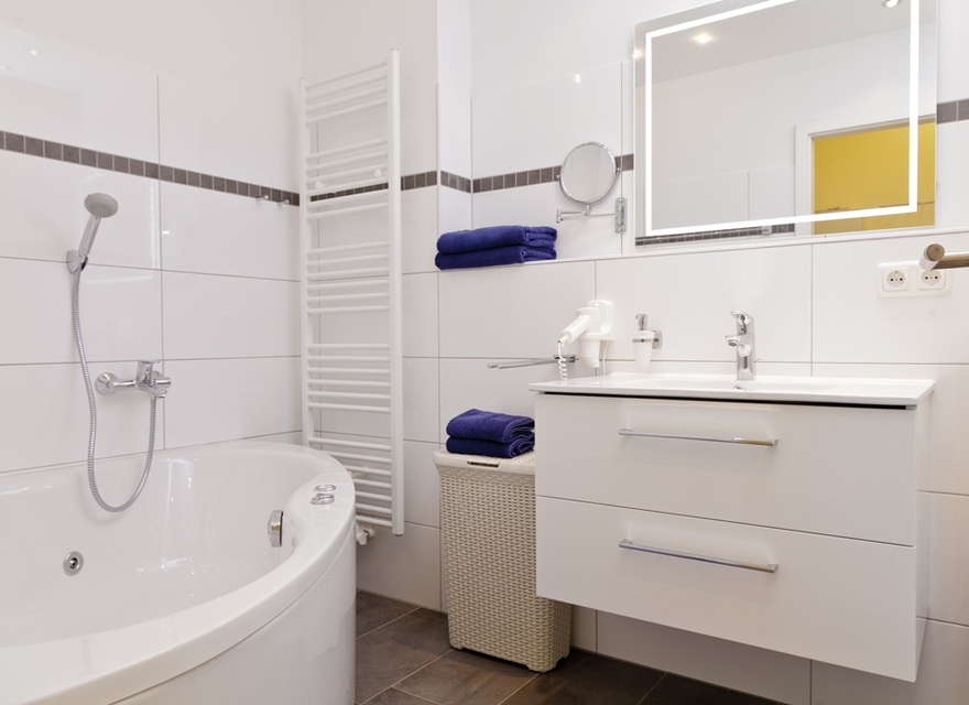 Bad mit Whirlwanne und Sauna