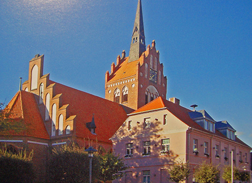 Kirche mit Rathaus