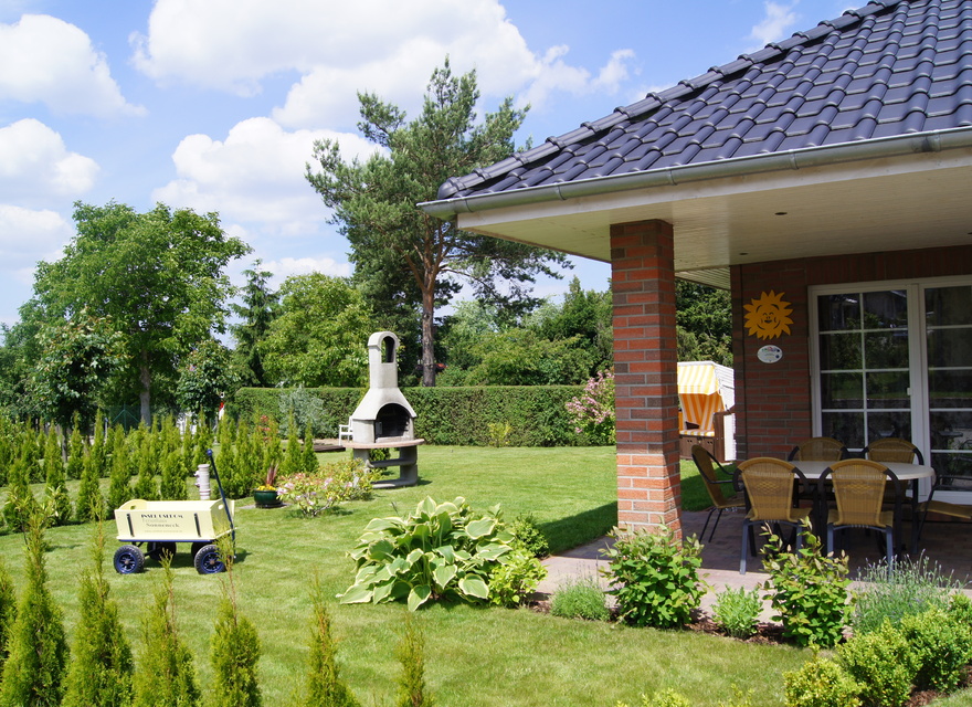 Terrasse und Grillkamin