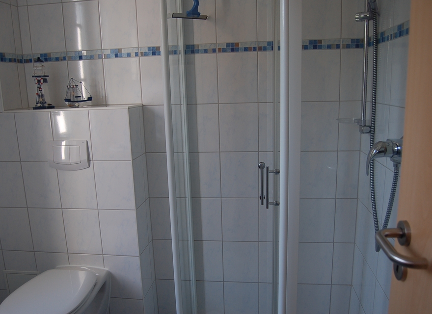 Bad mit Fenster und Dusche