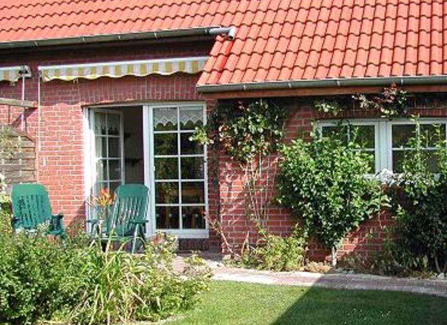 ferienhaus mit fahrrädern garten in ostfriesland
