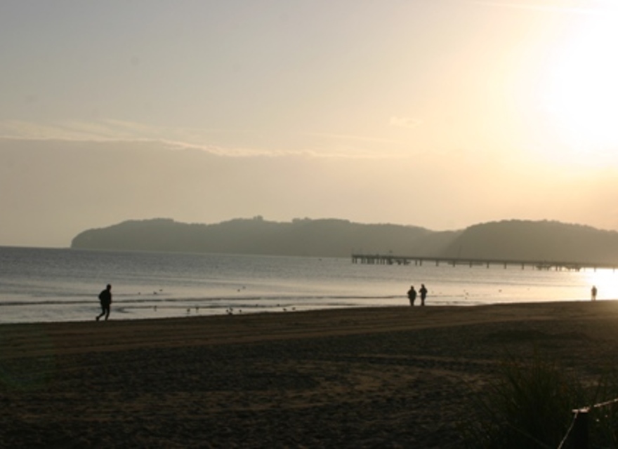 Strand-Jogger in Morgensonne