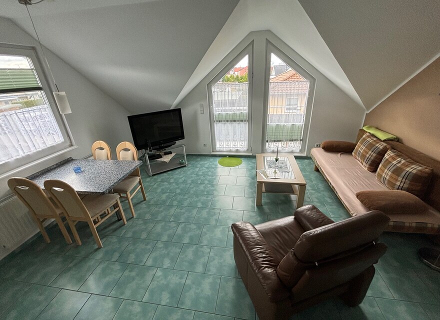 heller Wohnbereich mit LED-TV