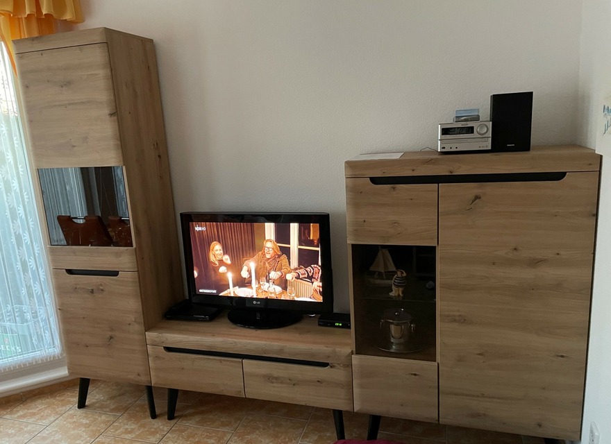 Wohnwand mit LED-TV