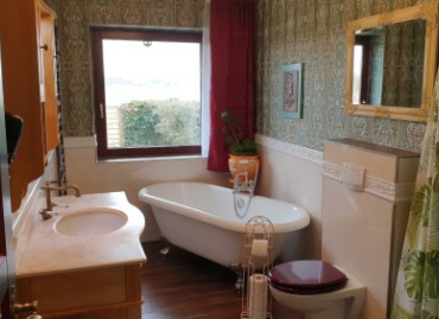 Wanne und erbenerdige Dusche