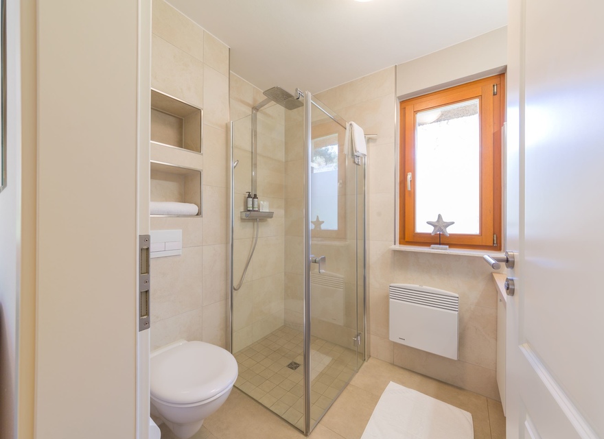 Bad mit Dusche im EG