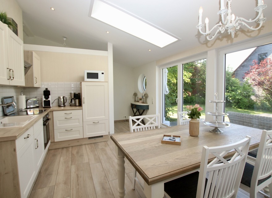 Die Wohnküche mit Gartenblick