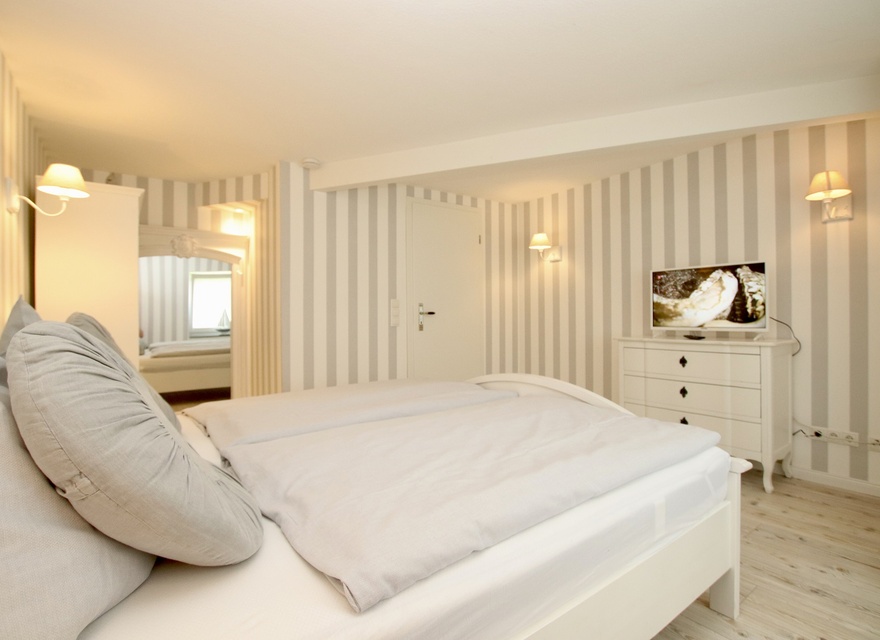 Das Schlafzimmer im EG mit TV