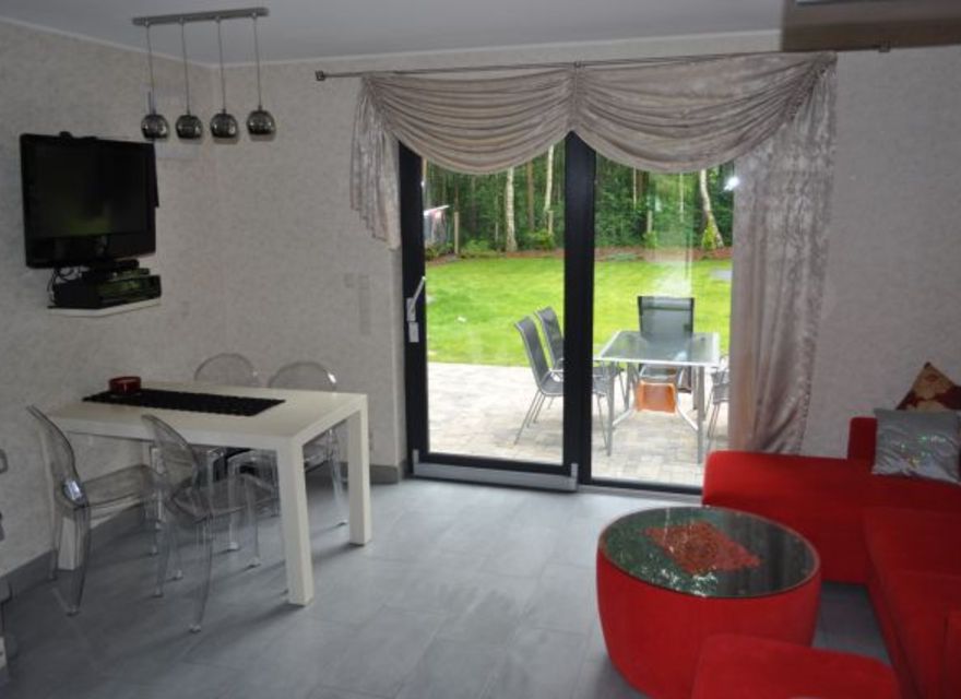 Wohnzimmer mit Gartenansicht