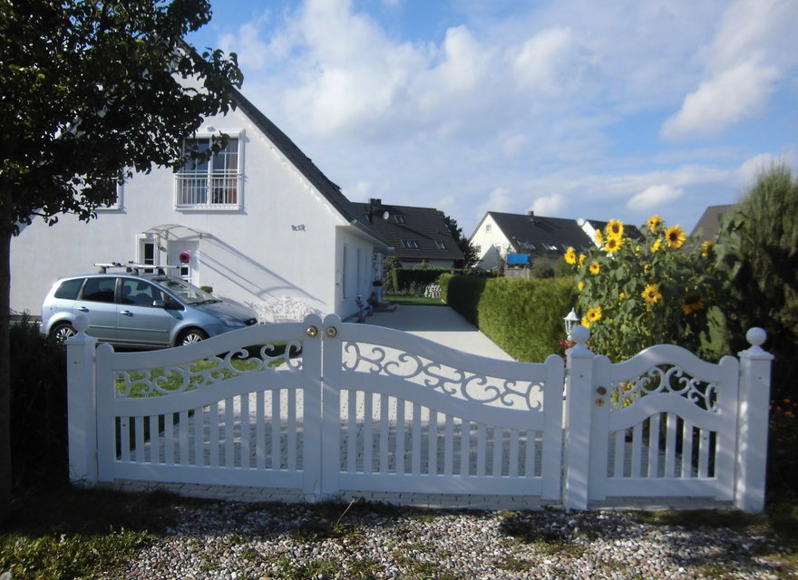 Eingangstor + Autostellplatz