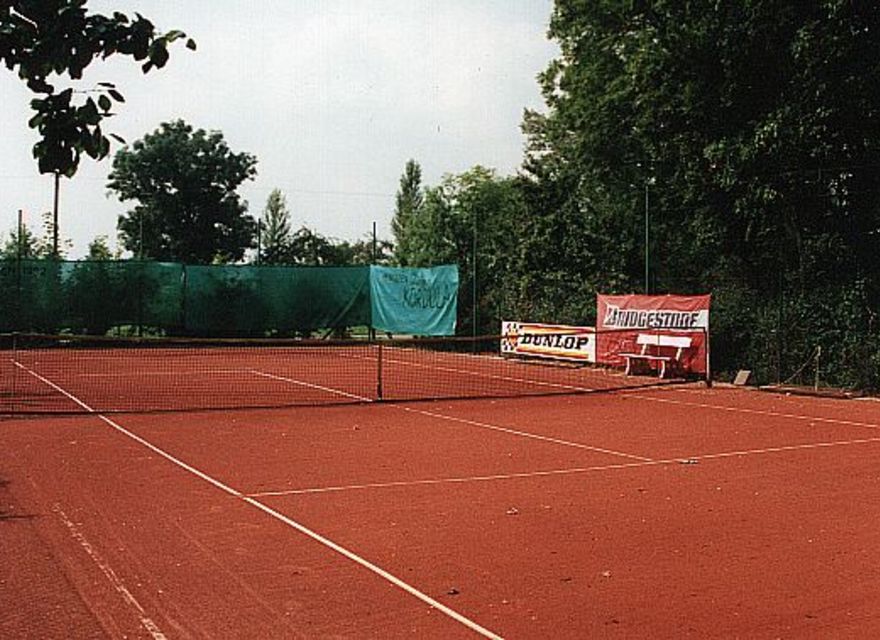 hauseigener Tennisplatz