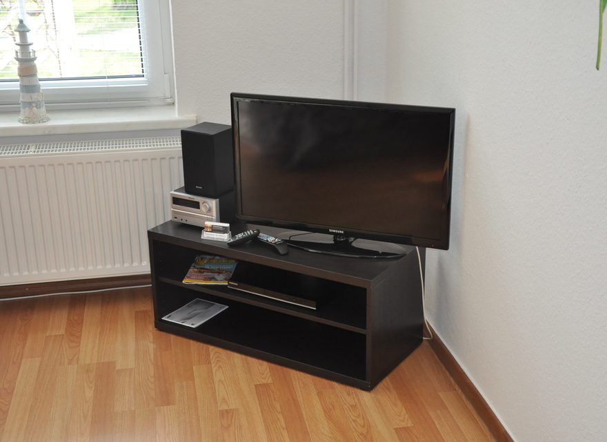 32-Zoll LCD-TV und HiFi-Anlage