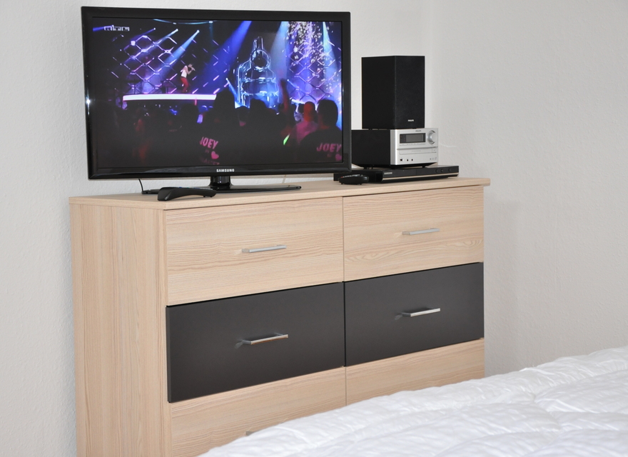 32 Zoll LCD-TV und HiFi-Anlage