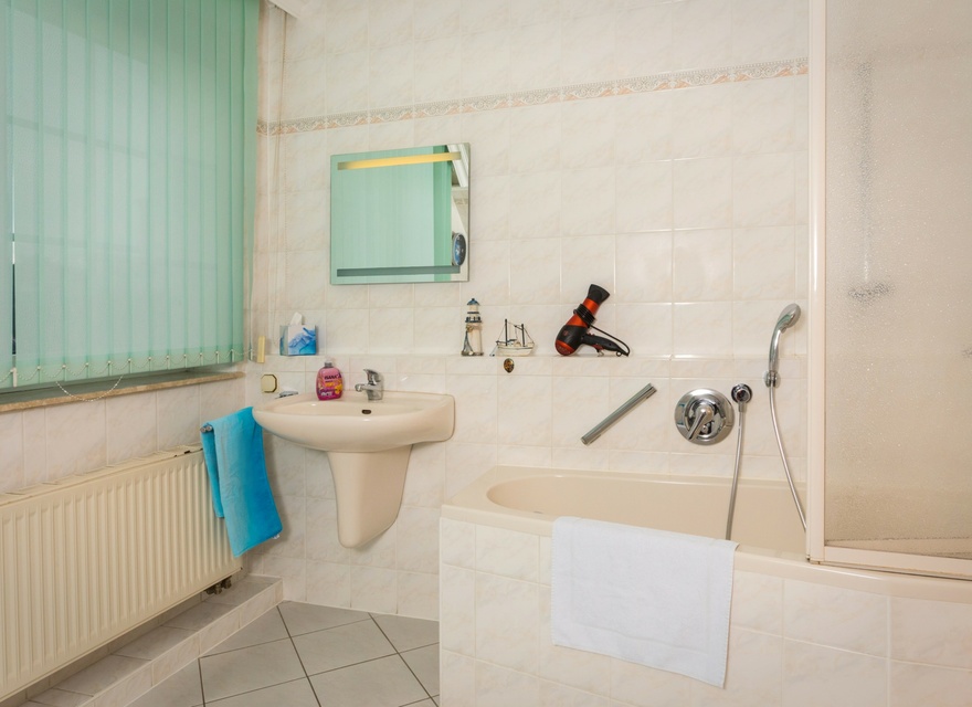 Bad mit Wanne und Dusche