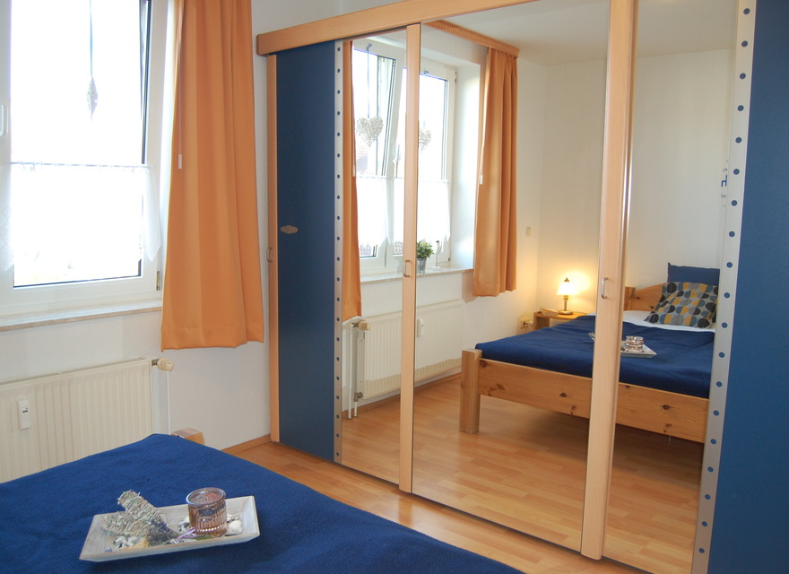 Großer Spielgelschrank