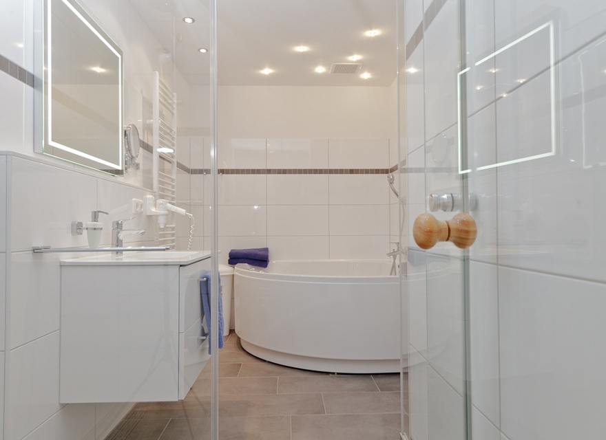 Bad mit Whirlpool und Sauna  