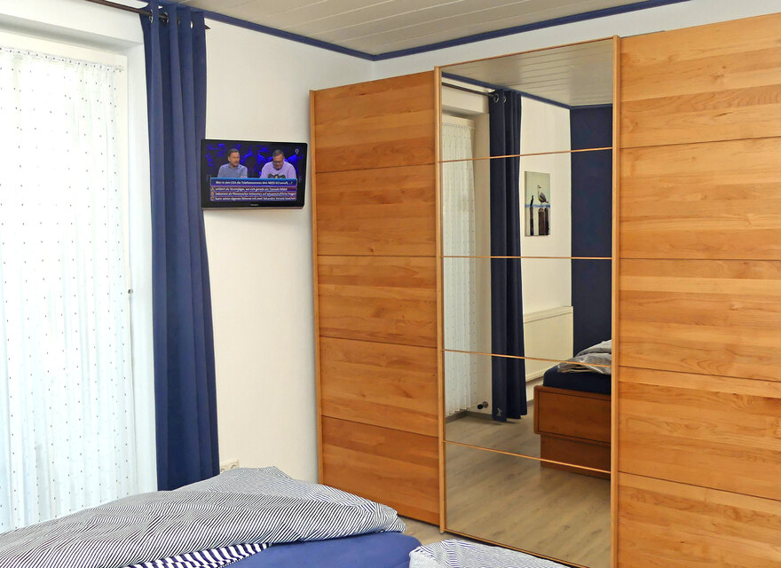 Schlafzimmer m. 2. TV