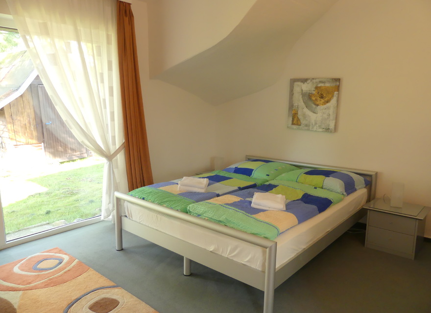 Blick in das Schlafzimmer 1