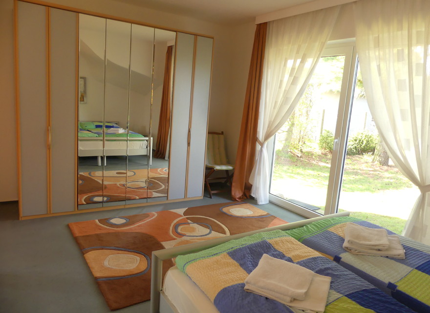 Blick in das Schlafzimmer 1