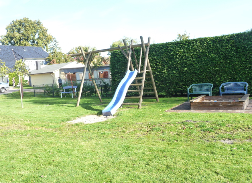 Spielplatz und Fußballwiese