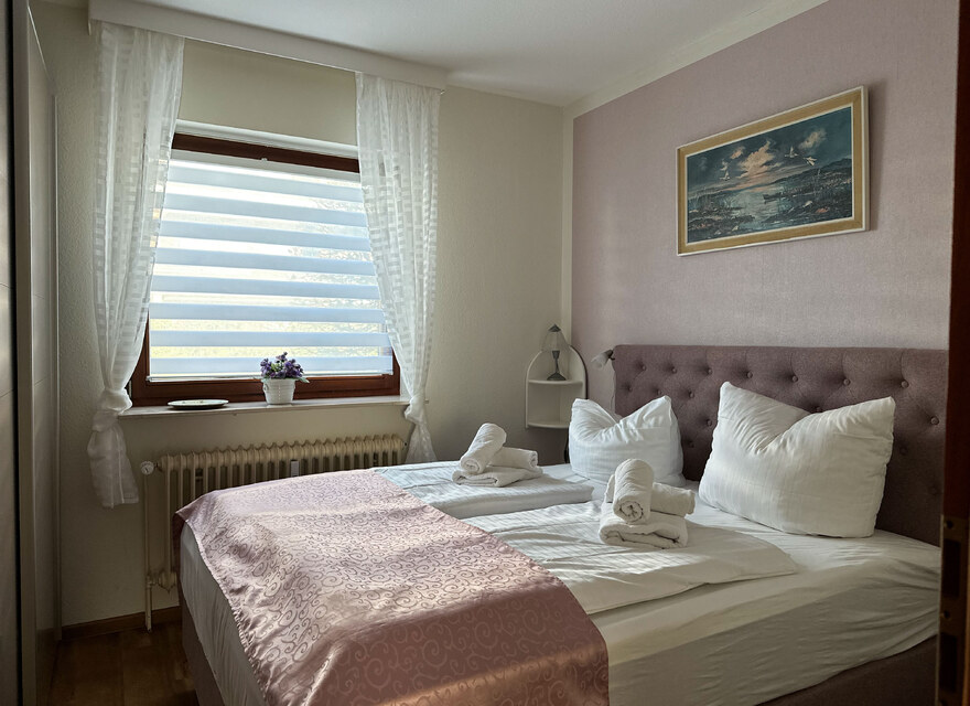 Schlafzimmer mit Doppelbett