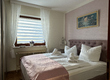 Schlafzimmer mit Doppelbett