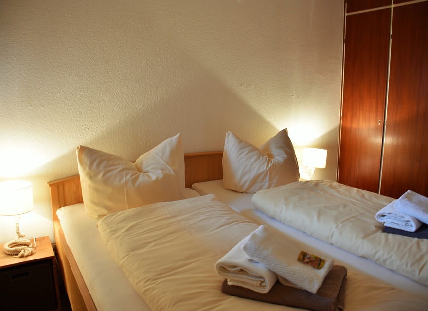 Schlafzimmer mit Doppelbett