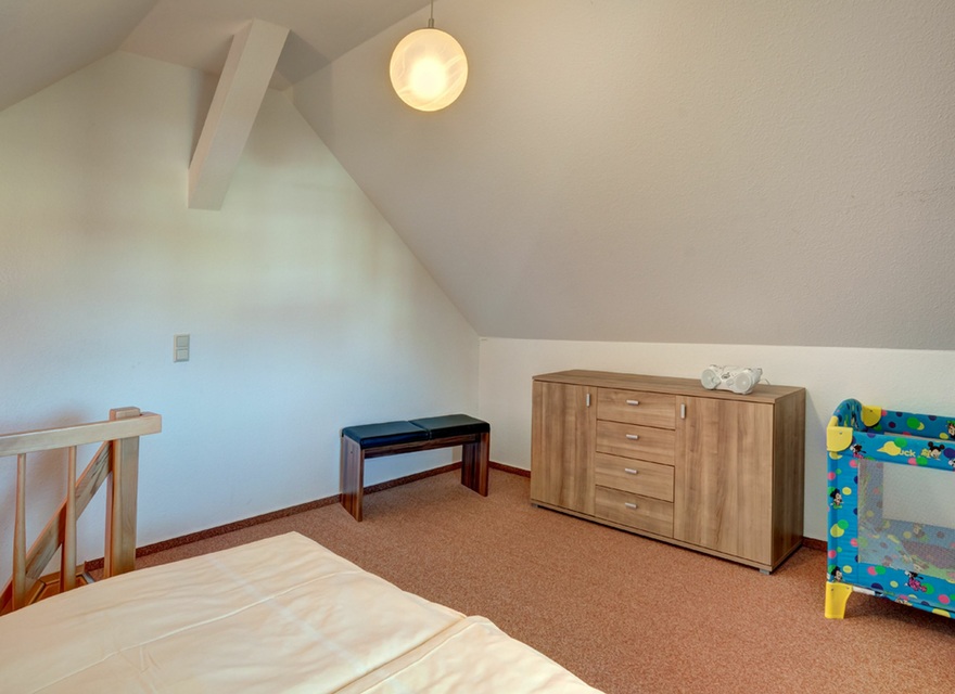 Schlafzimmer 1 mit Babybett