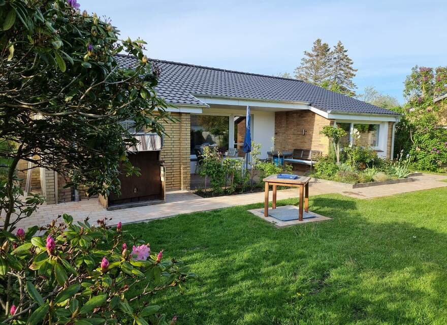Terrasse mit Blick zum Garten