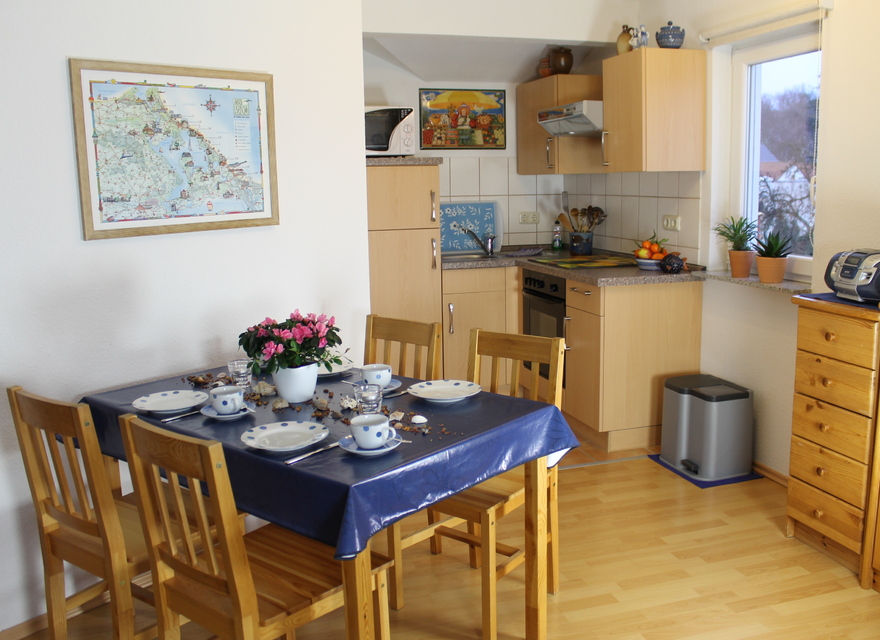 Einbauküche mit Essbereich