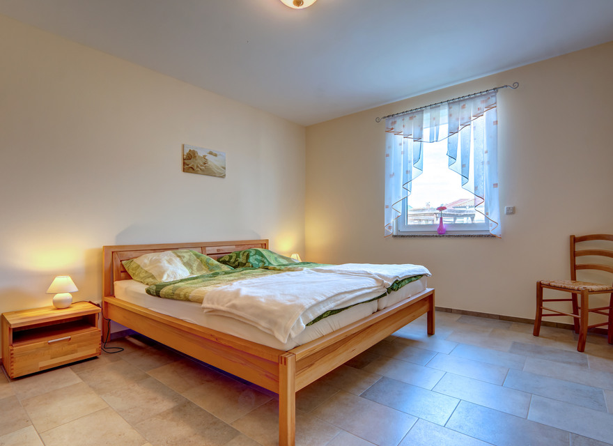 Schlafzimmer mit Doppelbett