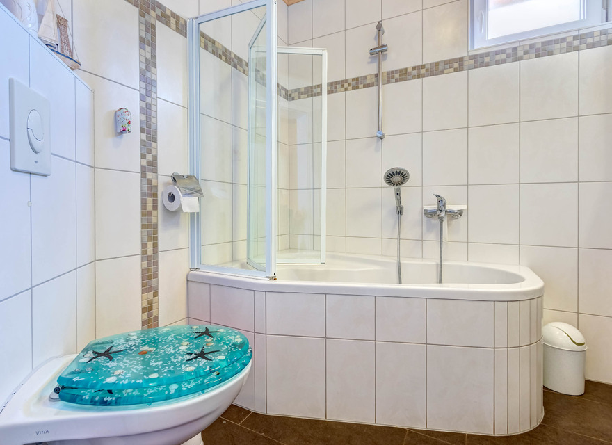 Wanne mit Duschwand