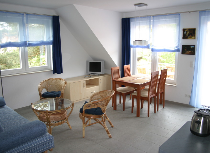Am Balkon: OG-Wohnzimmer