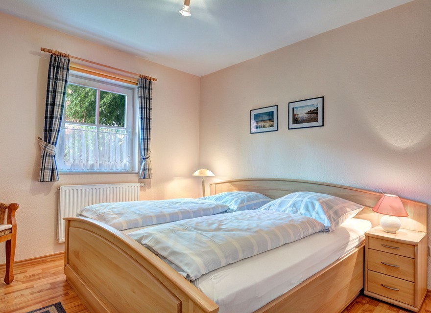 Schlafzimmer 1