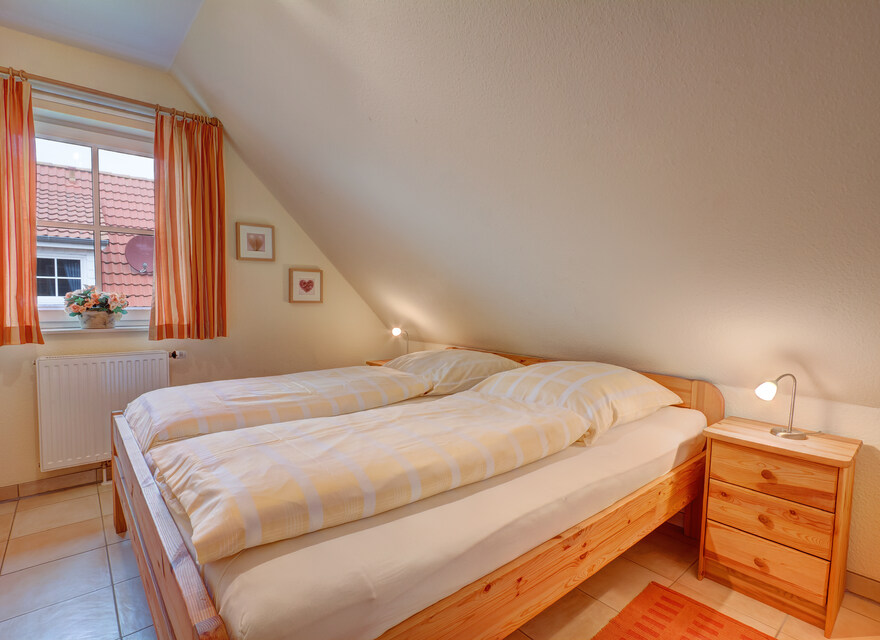 Schlafzimmer 1