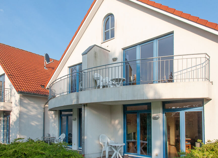 Ansicht mit Terrasse/Balkon